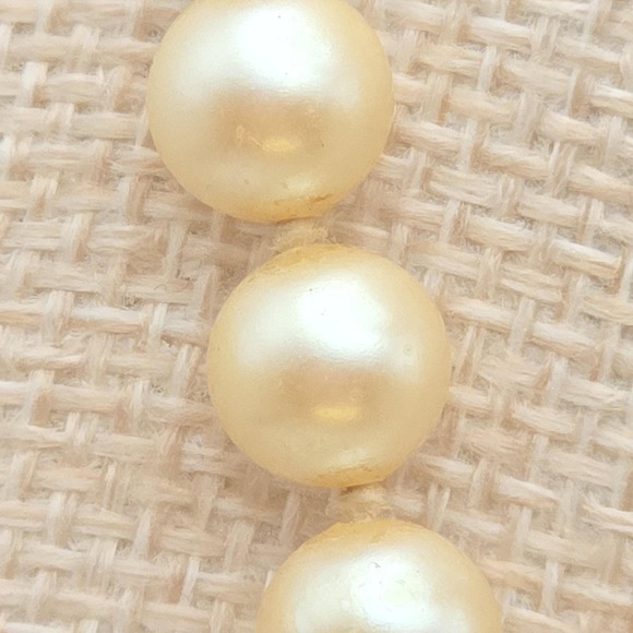 Vintage MONET Faux Pearl Necklace Hand-tied Glass Bead Gold Plate‎ Locking Clasp - Picture 5 of 9
